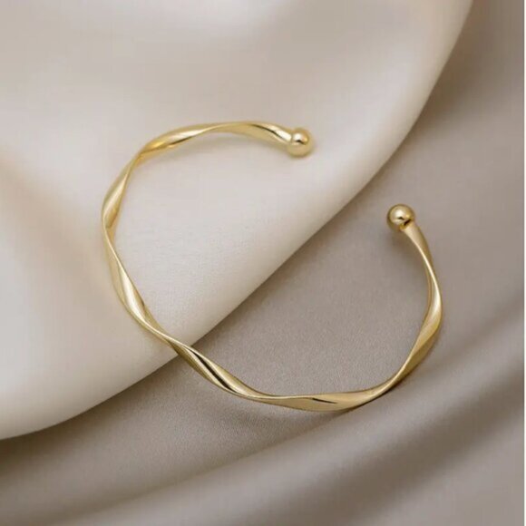 14K Gold Filled Bangle Bracelet - Picture 1 of 4